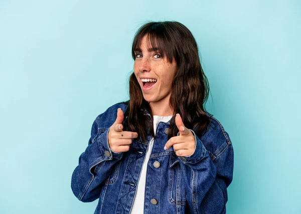 Jovem Argentina Isolada Sobre Fundo Azul Apontando Para Frente Com — Fotografia de Stock