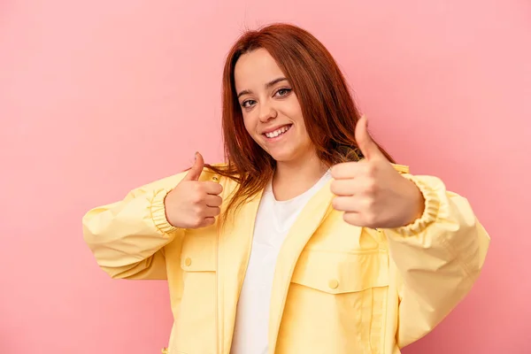 Jeune Femme Caucasienne Isolée Sur Fond Rose Levant Les Pouces — Photo