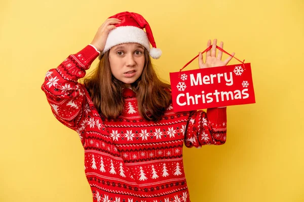 Μικρή Καυκάσιος Κορίτσι Κρατώντας Καλά Χριστούγεννα Πλακάτ Απομονώνονται Κίτρινο Φόντο — Φωτογραφία Αρχείου
