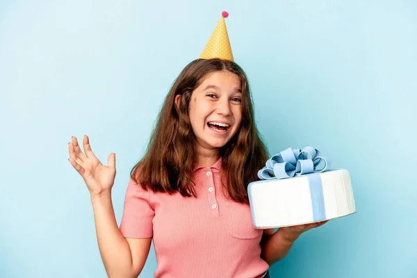 小さなCaucasian女の子祝います彼女の誕生日保持Aケーキ孤立オンブルー背景受信A楽しい驚き 励起と上げ手 — ストック写真