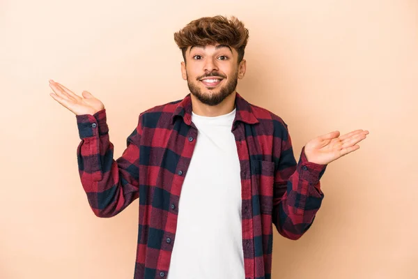 Young Arab Man Isolated Beige Background Confused Doubtful Shrugging Shoulders — Stock Fotó