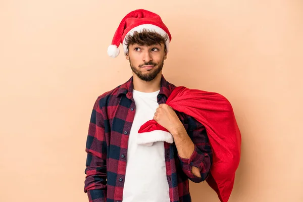 Young Arab Man Disguised Santa Claus Isolated Beige Background Confused — Stock fotografie