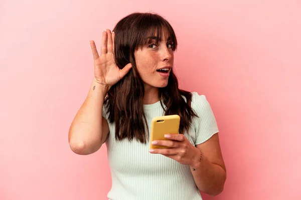Mladá Argentinská Žena Drží Mobilní Telefon Izolovaný Růžovém Pozadí Snaží — Stock fotografie