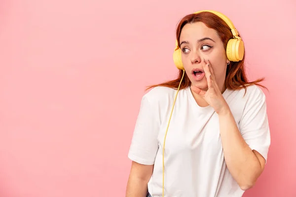 Νεαρή Καυκάσια Γυναίκα Που Ακούει Μουσική Απομονωμένη Ροζ Φόντο Λέει — Φωτογραφία Αρχείου