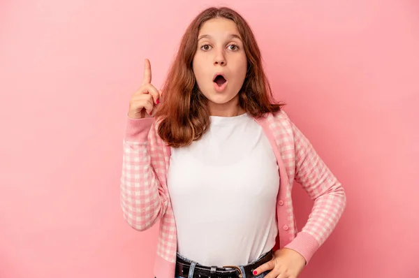 Piccola Ragazza Caucasica Isolata Sfondo Rosa Che Punta Verso Alto — Foto Stock