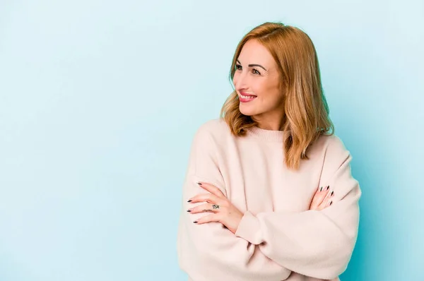 Mujer Joven Caucásica Aislada Sobre Fondo Azul Sonriendo Confiada Con — Foto de Stock