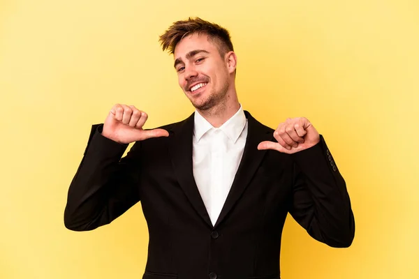 Jonge Blanke Zakenman Geïsoleerd Gele Achtergrond Voelt Zich Trots Zelfverzekerd — Stockfoto