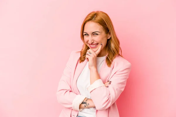 Mulher Branca Jovem Isolado Fundo Rosa Sorrindo Feliz Confiante Tocando — Fotografia de Stock