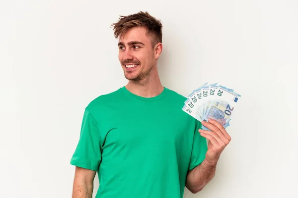 Junger Kaukasischer Mann Mit Geldscheinen Auf Weißem Hintergrund Sieht Lächelnd — Stockfoto