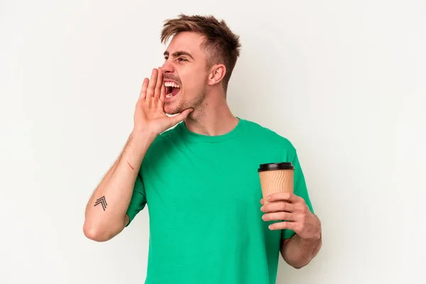 Młody Mężczyzna Rasy Kaukaskiej Trzymający Kawę Białym Tle Krzyczący Trzymający — Zdjęcie stockowe