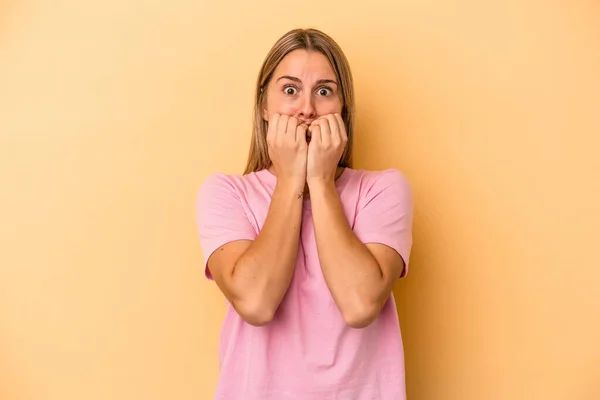 Mujer Caucásica Joven Aislada Sobre Fondo Amarillo Mordiendo Las Uñas — Foto de Stock