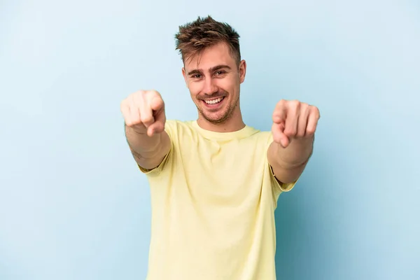 Νεαρός Καυκάσιος Άνδρας Απομονωμένος Μπλε Φόντο Χαρούμενα Χαμόγελα Που Δείχνουν — Φωτογραφία Αρχείου