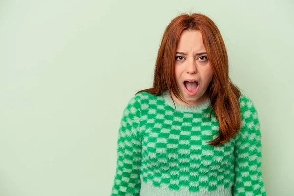 Yeşil Arka Planda Izole Edilmiş Genç Beyaz Kadın Çok Kızgın — Stok fotoğraf