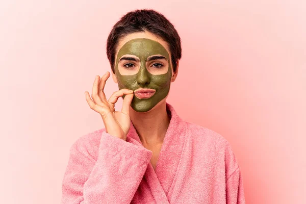 Junge Kaukasische Frau Trägt Eine Gesichtsmaske Isoliert Auf Rosa Hintergrund — Stockfoto