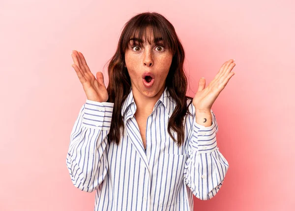 Young Argentinian Woman Isolated Pink Background Surprised Shocked — Stock Photo, Image