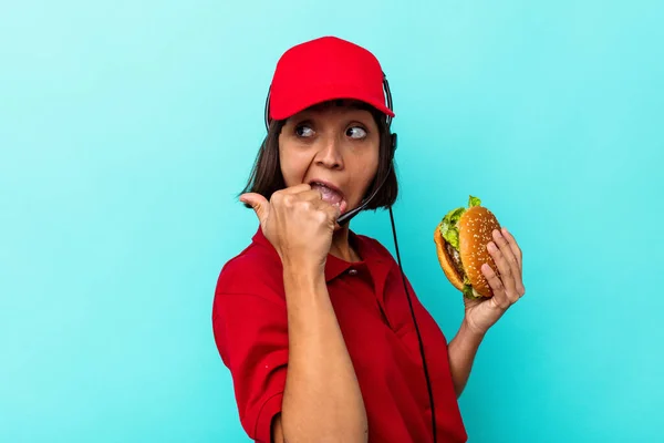 Genç Melez Kadın Fast Food Restoranı Çalışanı Mavi Arka Planda — Stok fotoğraf