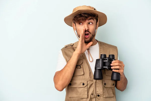 Young Mixed Race Man Holding Binoculars Isolated Blue Background Saying — 图库照片