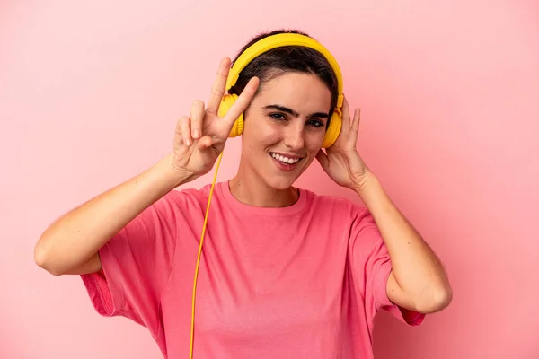 Young Caucasian Woman Listening Music Isolated Pink Background — Stock Photo, Image