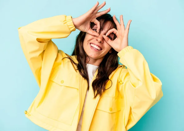 Jovem Mulher Argentina Isolado Fundo Azul Mostrando Sinal Sobre Olhos — Fotografia de Stock