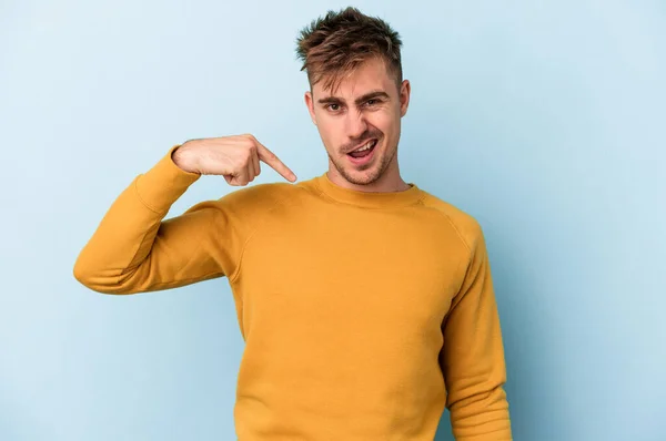 Young Caucasian Man Isolated Blue Background Person Pointing Hand Shirt — Stock Photo, Image