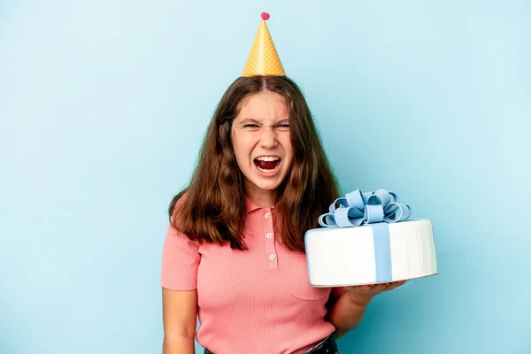 Little Kaukaskie Dziewczyna Świętuje Jej Urodziny Trzymając Ciasto Izolowane Niebieskim — Zdjęcie stockowe