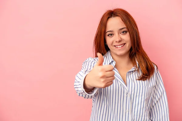 Junge Kaukasische Frau Auf Rosa Hintergrund Isoliert Lächelnd Und Erhobenen — Stockfoto