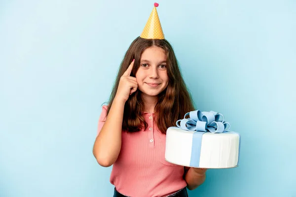 Küçük Beyaz Kız Doğum Gününü Kutluyor Elinde Mavi Arka Planda — Stok fotoğraf