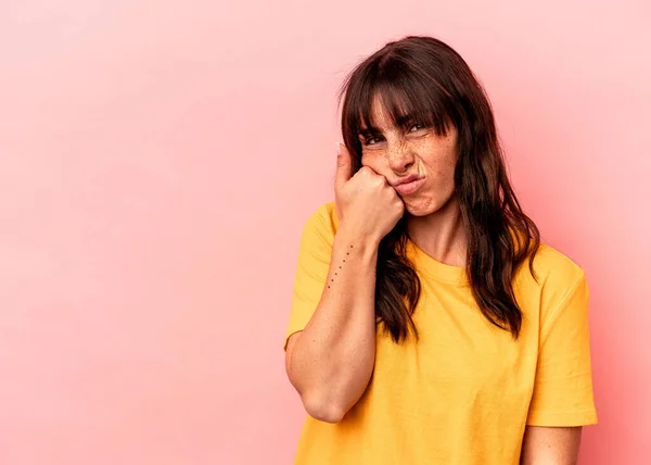 Ung Argentinsk Kvinna Isolerad Rosa Bakgrund Som Känner Sig Ledsen — Stockfoto