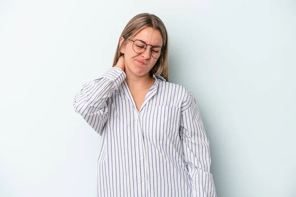 Junge Kaukasische Frau Isoliert Auf Blauem Hintergrund Mit Nackenschmerzen Aufgrund — Stockfoto