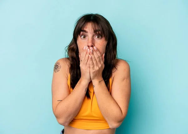 Young Argentinian Woman Isolated Blue Background Covering Mouth Hands Looking — Foto Stock