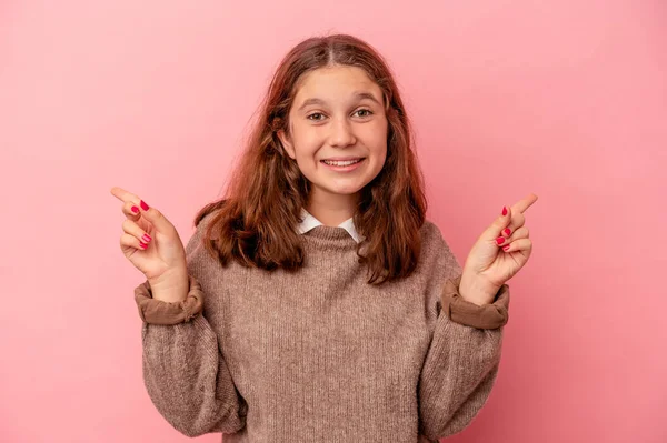 Menina Caucasiana Pouco Isolado Fundo Rosa Apontando Para Diferentes Espaços — Fotografia de Stock