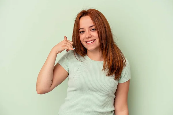 Mulher Caucasiana Jovem Isolado Fundo Verde Mostrando Gesto Chamada Telefone — Fotografia de Stock