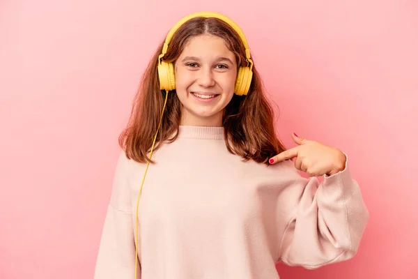 Little Caucasian Girl Listening Music Isolated Pink Background Person Pointing — стоковое фото