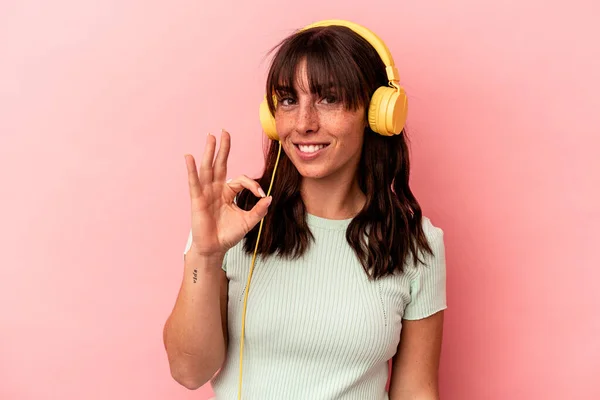 Young Argentinian Woman Listening Music Isolated Pink Background Cheerful Confident — Stock Photo, Image