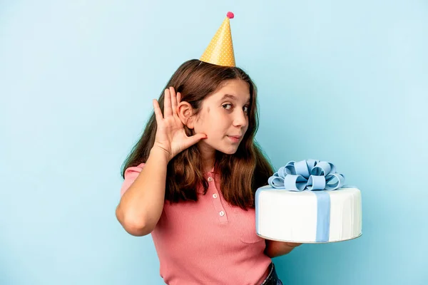 Menina Caucasiana Comemorando Seu Aniversário Segurando Bolo Isolado Fundo Azul — Fotografia de Stock