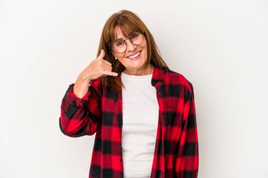 Beyaz arka planda izole edilmiş orta yaşlı beyaz kadın parmakları olan bir cep telefonu hareketi gösteriyor..