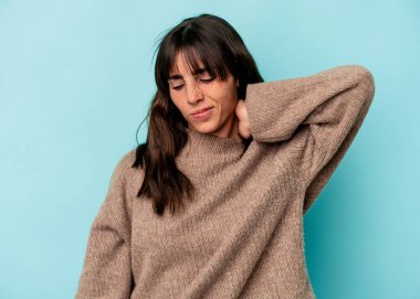 Genç Arjantinli bir kadın mavi arka planda izole edilmiş, sabit yaşam tarzından dolayı boyun ağrısı çekiyor..