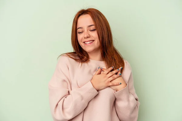 Mulher Caucasiana Jovem Isolado Fundo Verde Rindo Mantendo Mãos Coração — Fotografia de Stock