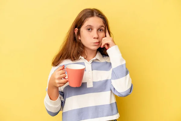 Liten Kaukasisk Flicka Håller Rosa Mugg Isolerad Gul Bakgrund Pekar — Stockfoto