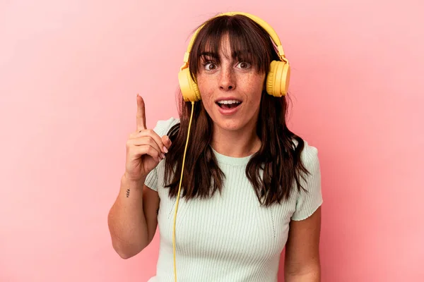 Mladá Argentinská Žena Poslouchá Hudbu Izolovanou Růžovém Pozadí Nápadem Inspirací — Stock fotografie