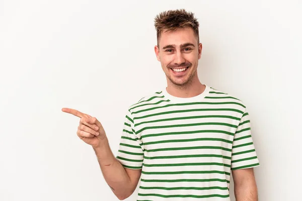 Joven Hombre Caucásico Aislado Sobre Fondo Blanco Sonriendo Alegremente Señalando — Foto de Stock