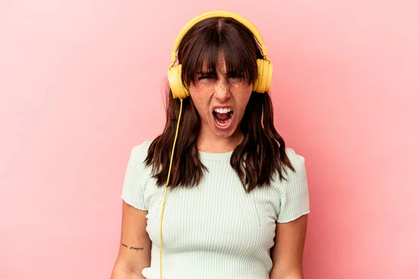 Νεαρή Αργεντίνισσα Που Ακούει Μουσική Απομονωμένη Ροζ Φόντο Ουρλιάζοντας Πολύ — Φωτογραφία Αρχείου