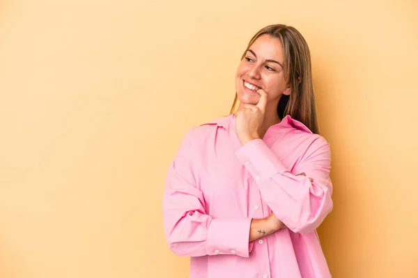 Giovane Donna Caucasica Isolata Sfondo Giallo Rilassato Pensando Qualcosa Guardando — Foto Stock