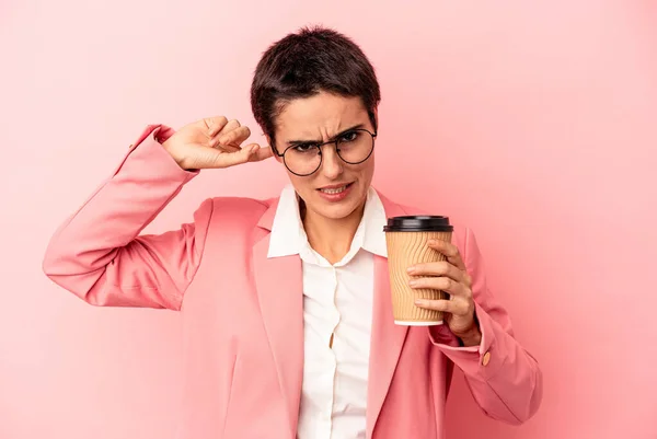 Joven Mujer Negocios Caucásica Sosteniendo Café Para Llevar Aislado Sobre —  Fotos de Stock