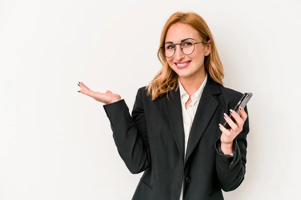 Νεαρή Γυναίκα Επιχειρηματίας Που Κρατά Κινητό Τηλέφωνο Απομονωμένο Λευκό Φόντο — Φωτογραφία Αρχείου