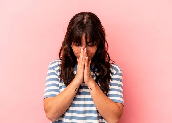 Mladá Argentinská Žena Izolovaná Růžovém Pozadí Modlící Projevující Oddanost Věřící — Stock fotografie
