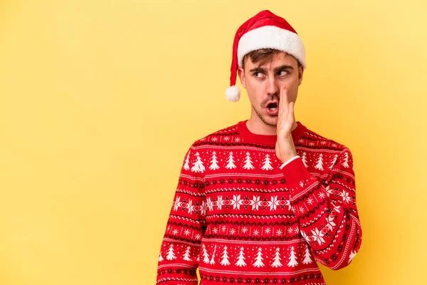 Junger Kaukasischer Mann Feiert Weihnachten Isoliert Auf Gelbem Hintergrund Sagt — Stockfoto