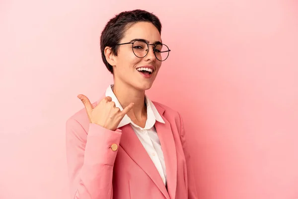 Jonge Zakenvrouw Draagt Een Roze Blazer Geïsoleerd Roze Achtergrond Toont — Stockfoto