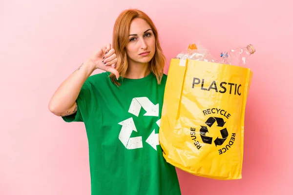 Mujer Caucásica Joven Reciclado Plástico Aislado Sobre Fondo Rosa Que —  Fotos de Stock