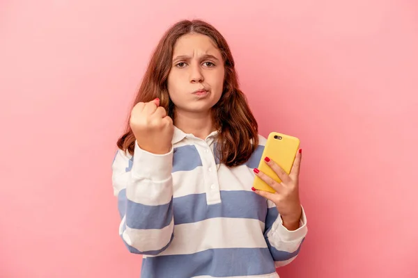 Liten Kaukasisk Flicka Som Håller Mobiltelefon Isolerad Rosa Bakgrund Visar — Stockfoto